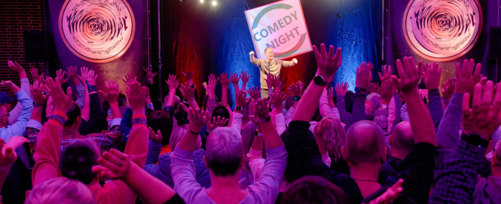 Mario Siegesmund heizt das Publikum von der Bühne aus ein bei der Comedy Night in Lippetal